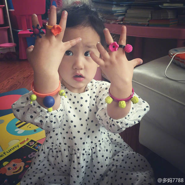 3歲就愛美！黃磊女兒多妹與小閨蜜結伴涂指甲油