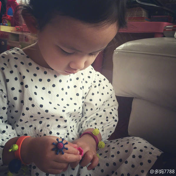 3歲就愛美！黃磊女兒多妹與小閨蜜結伴涂指甲油