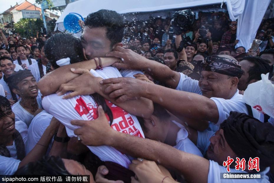 巴厘島慶祝接吻節 男女“濕吻”辣眼睛