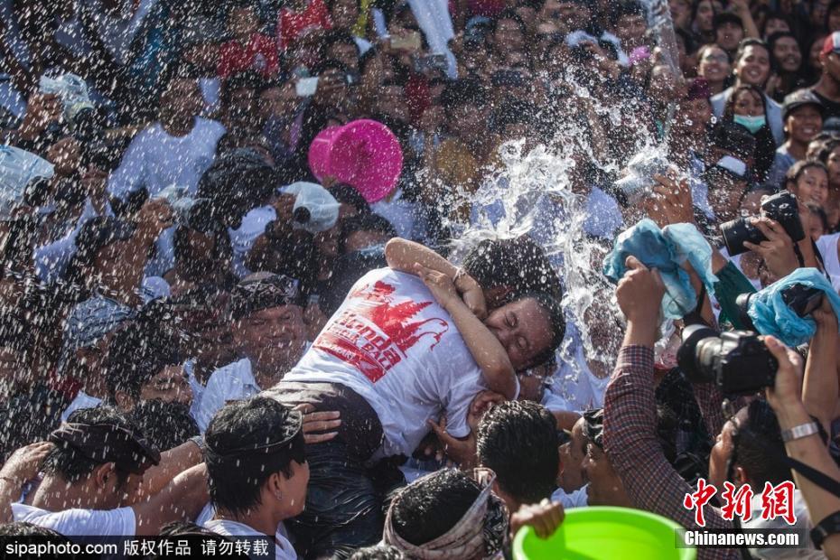 巴厘島慶祝接吻節 男女“濕吻”辣眼睛