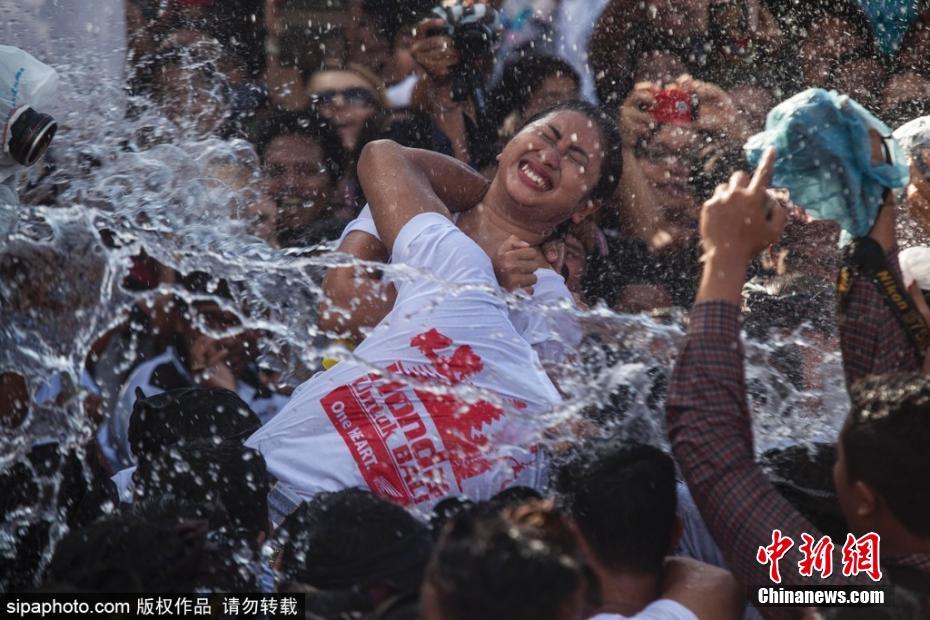 巴厘島慶祝接吻節 男女“濕吻”辣眼睛