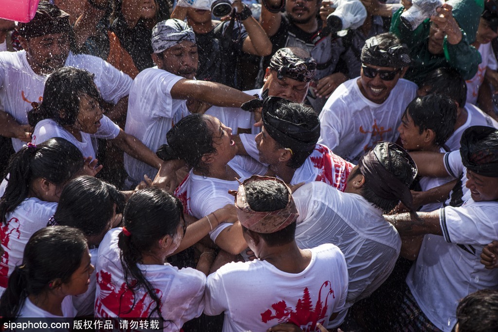 印尼巴厘島迎來傳統接吻節