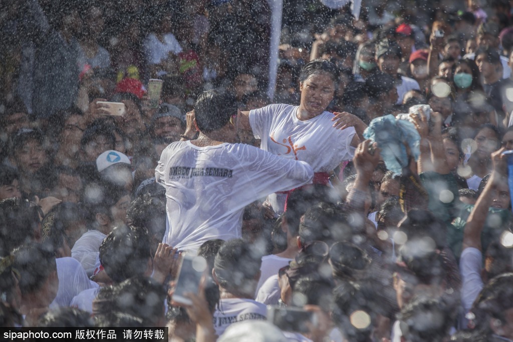 印尼巴厘島迎來傳統接吻節