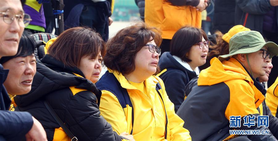 “世越號”抵岸 遇難者家屬悲痛萬分