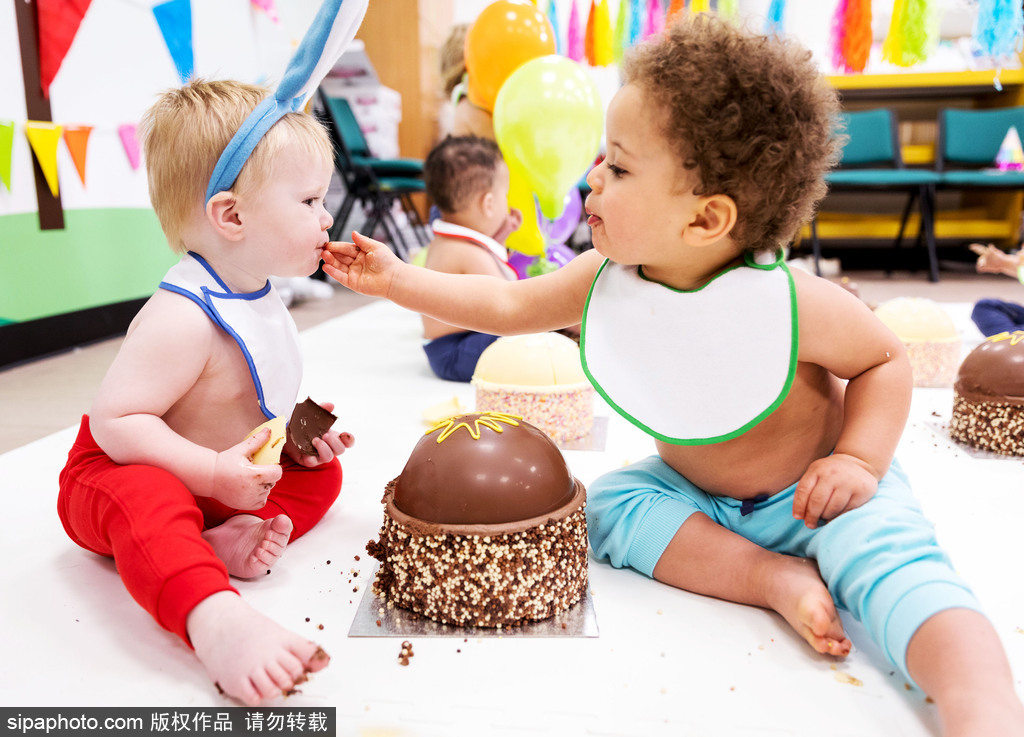 英國(guó)一超市舉行“砸蛋糕派對(duì)” 熊孩子們放飛自我開(kāi)砸慶生