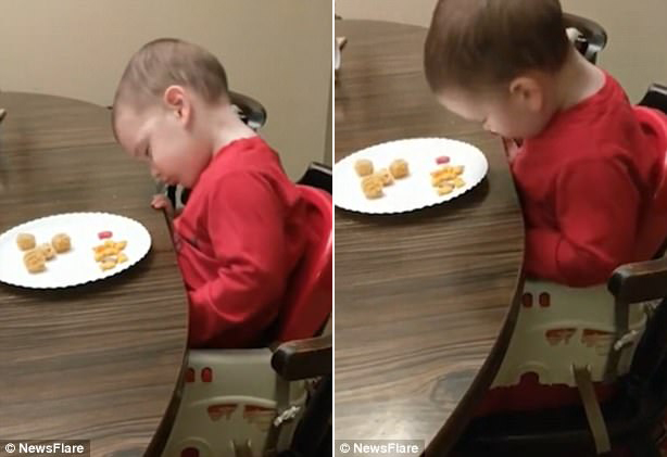 困到無(wú)法呼吸！2歲男孩這樣吃晚餐
