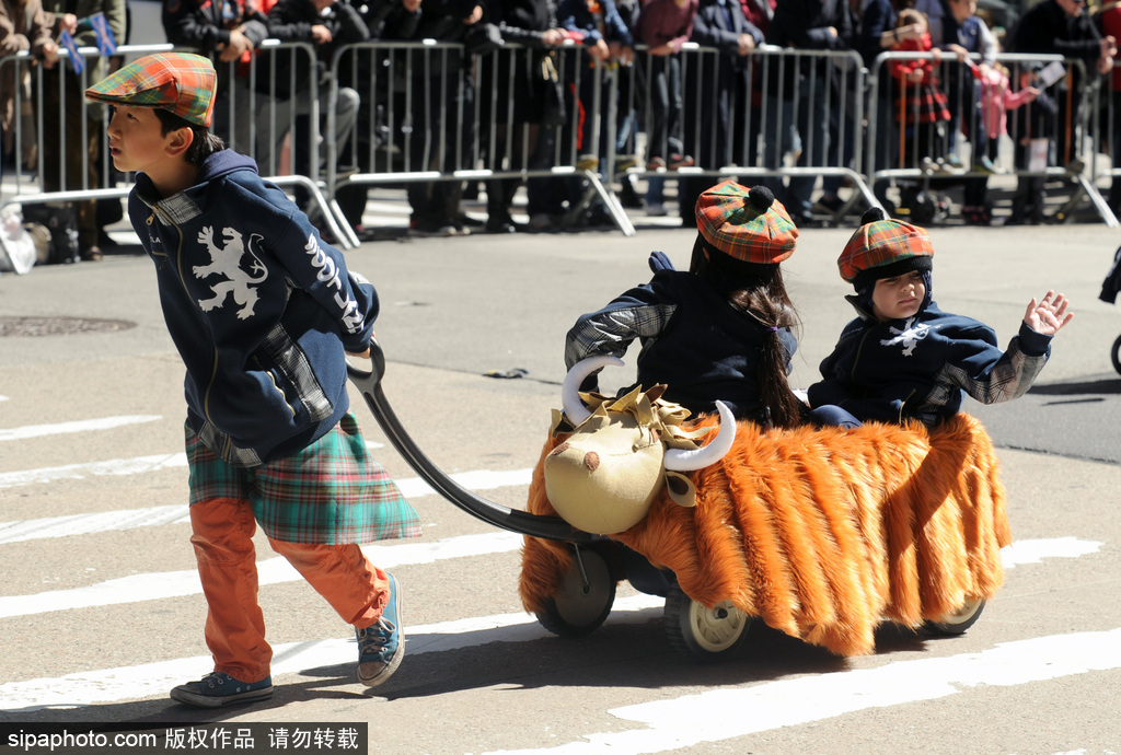 千名蘇格蘭人“占領”紐約街頭 美國格紋日大游行