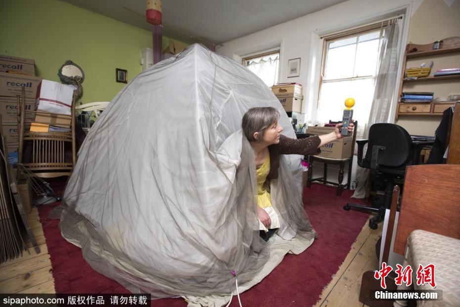 英國一女子對電磁波過敏 每日18小時(shí)躲防護(hù)罩中