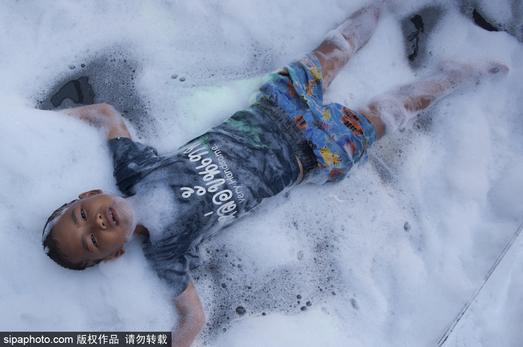 泰國曼谷潑水節狂歡 上演“濕身大戰”