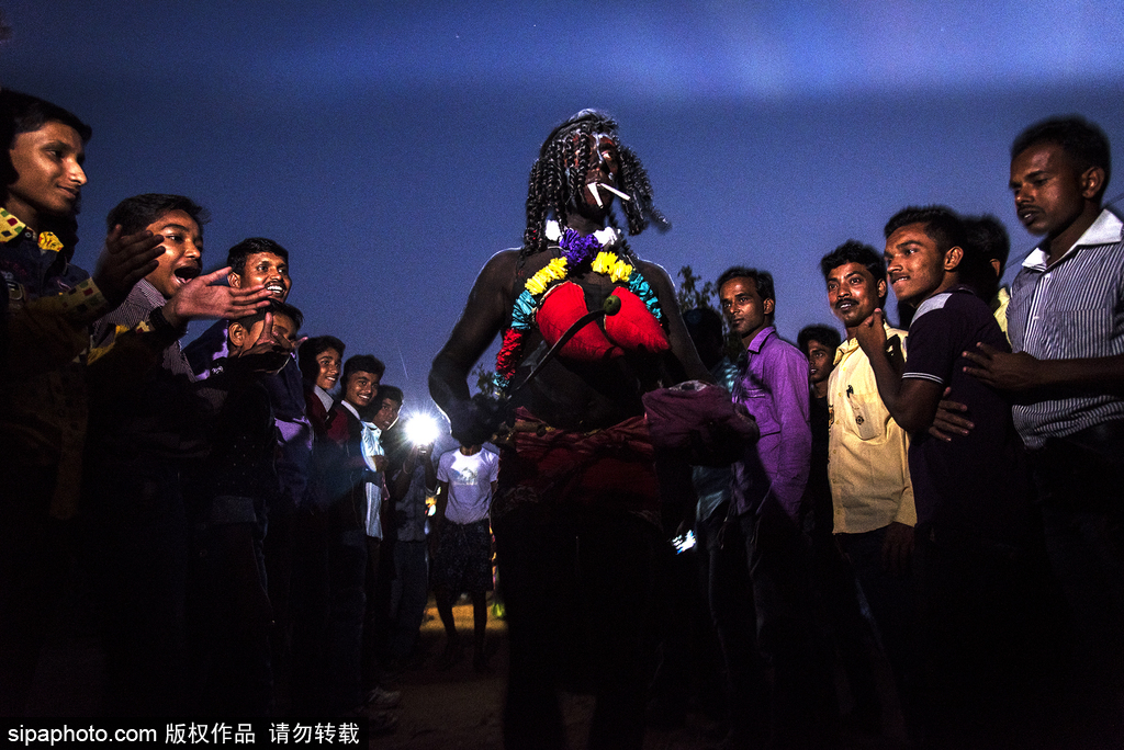 印度恐怖習俗！賈函節印度教徒墳墓掘頭骨攜帶游行