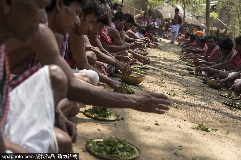 印度恐怖習俗！賈函節印度教徒墳墓掘頭骨攜帶游行