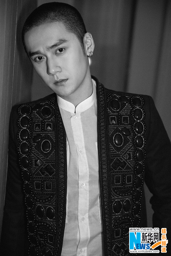 蔣勁夫出席活動展好身材 復古穿搭硬朗率性