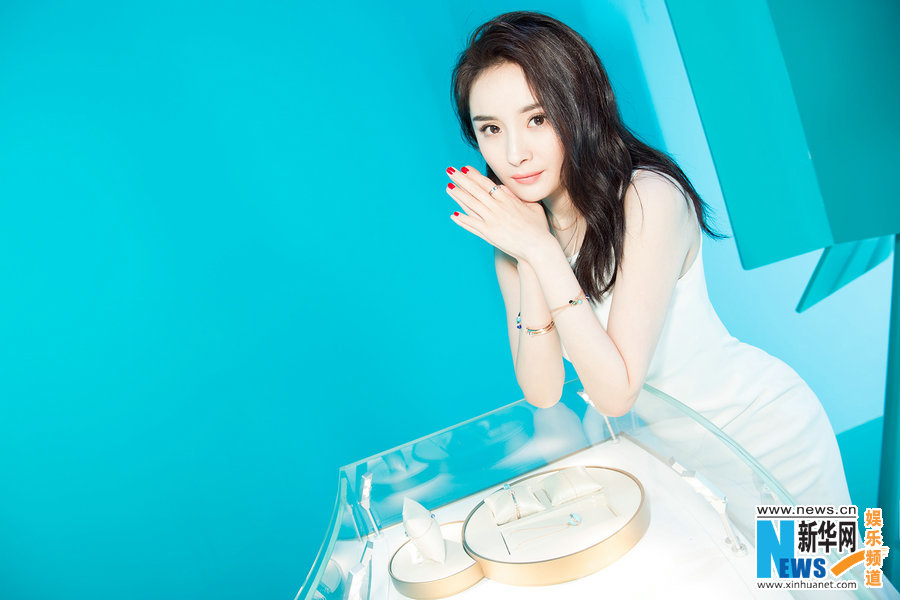 楊冪簡(jiǎn)約白裙盡展摩登女性百變姿態(tài)