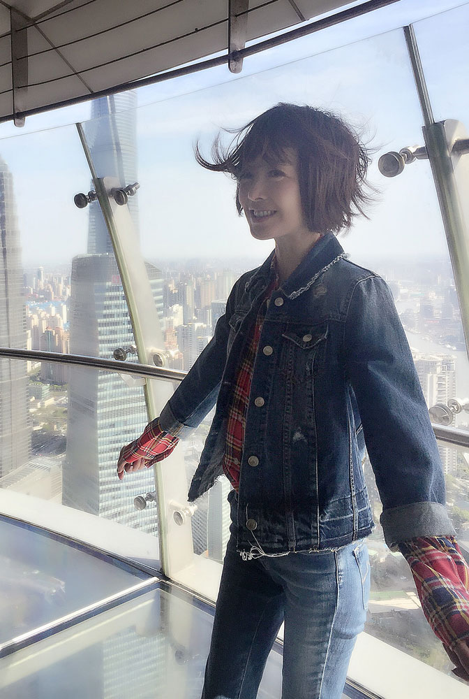 魯豫重返小學(xué)校園變孩子王 小女生情懷寫在臉上