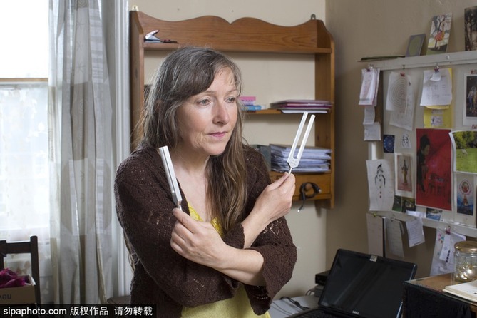 英國一女子對電磁波過敏 每日18小時(shí)躲防護(hù)罩中