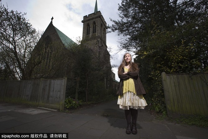 英國一女子對(duì)電磁波過敏 每日18小時(shí)躲防護(hù)罩中