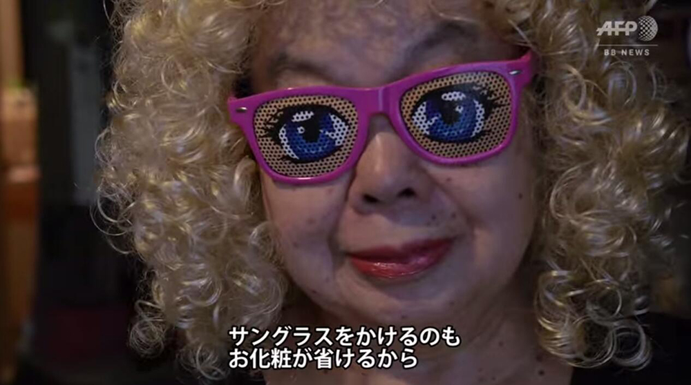 82歲奶奶蹦迪打碟 70歲開始學習打碟實現童年夢想