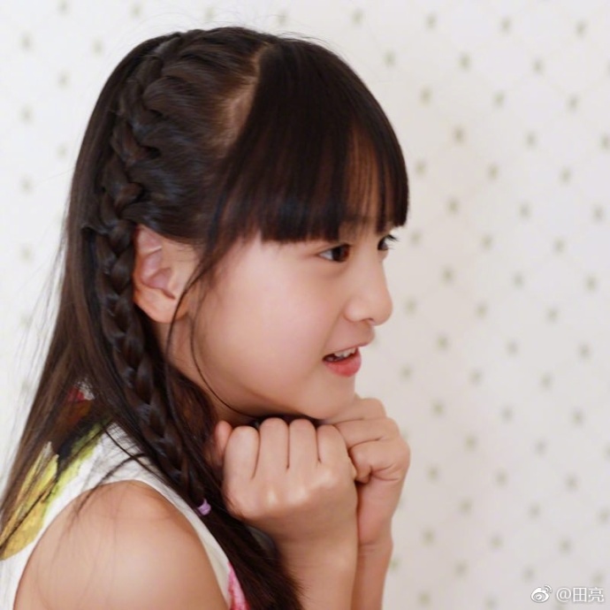 田亮微博曬女兒慶生照片 氧氣少女“森碟”九歲啦！