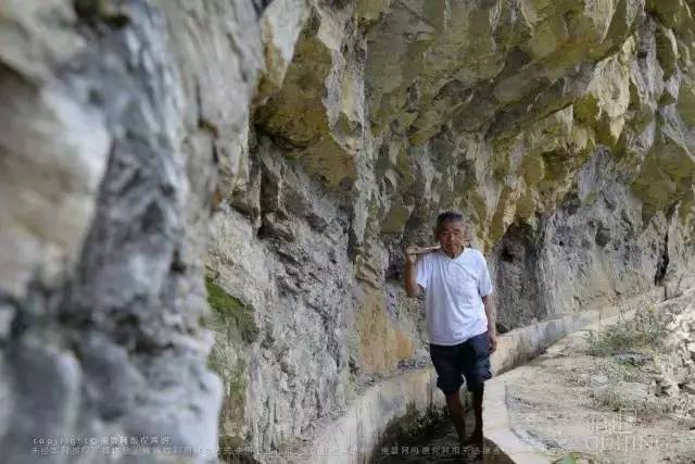 解碼中國丨這位當代“愚公”在懸崖峭壁上鑿出7千米水渠,現實比神話傳說更震撼!