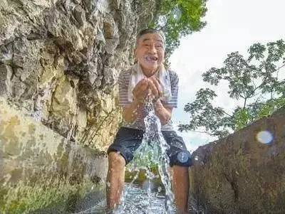 解碼中國丨這位當代“愚公”在懸崖峭壁上鑿出7千米水渠,現實比神話傳說更震撼!