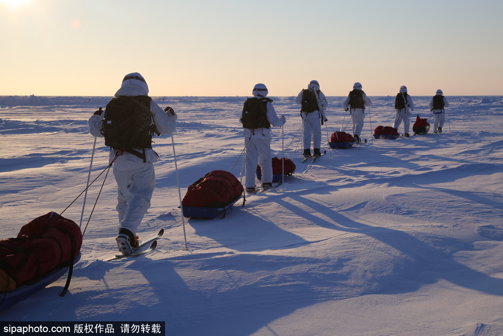 俄探險隊結束北極探險之旅 科考任務完成