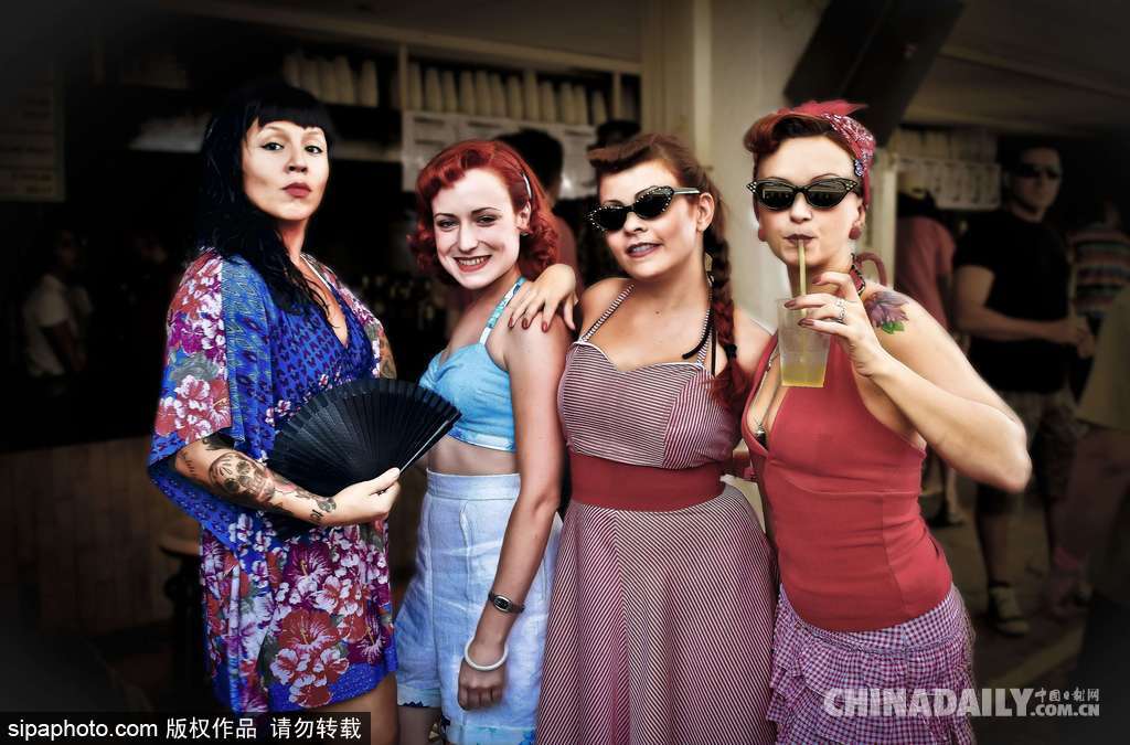 歡迎來(lái)到六十年代的歐洲 西班牙小鎮(zhèn)舉辦復(fù)古大派對(duì)