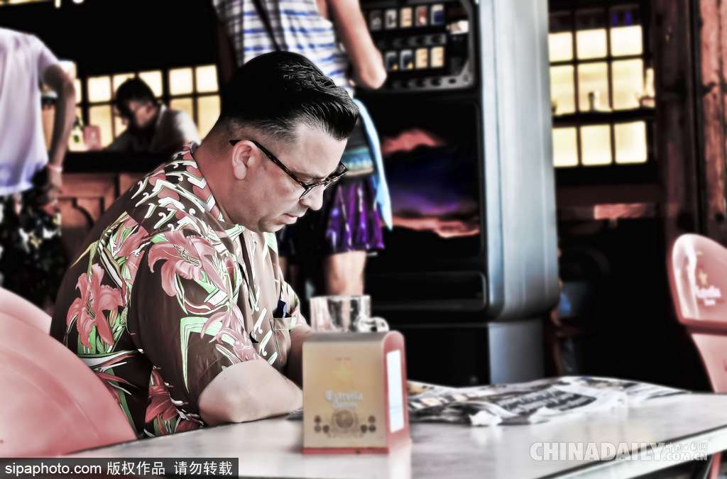 歡迎來到六十年代的歐洲 西班牙小鎮舉辦復古大派對