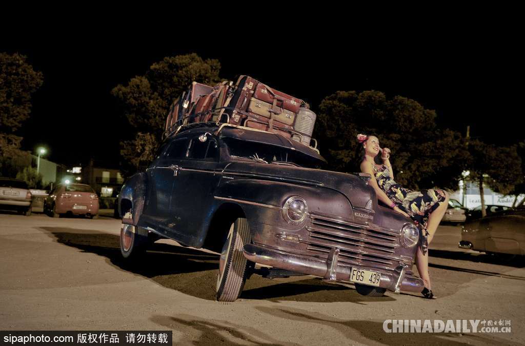 歡迎來到六十年代的歐洲 西班牙小鎮舉辦復古大派對