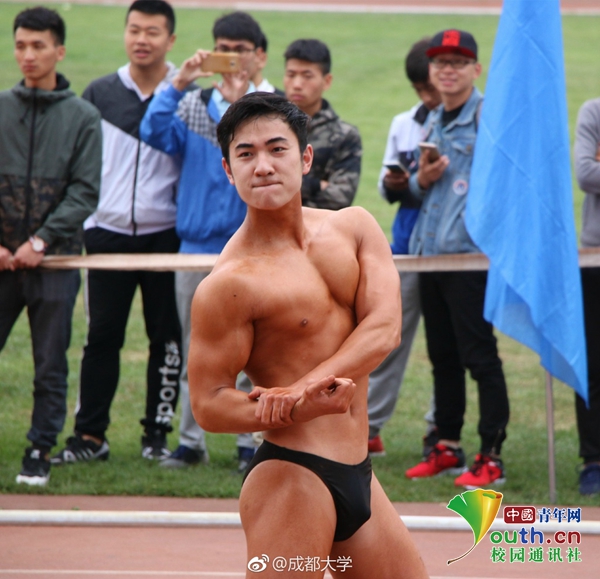 好害羞！成都大學(xué)運(yùn)動(dòng)會(huì)現(xiàn)“男子健身隊(duì)”引全場歡呼
