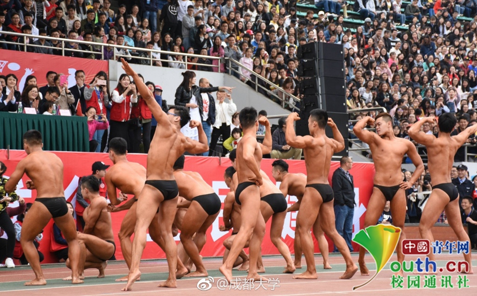 好害羞！成都大學運動會現(xiàn)“男子健身隊”引全場歡呼