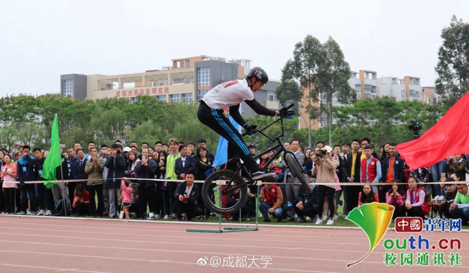 好害羞！成都大學運動會現“男子健身隊”引全場歡呼