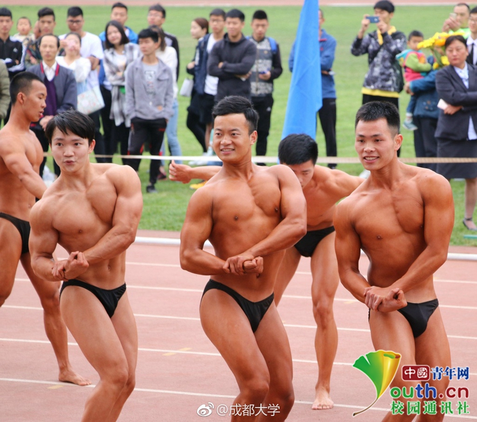 好害羞！成都大學運動會現“男子健身隊”引全場歡呼