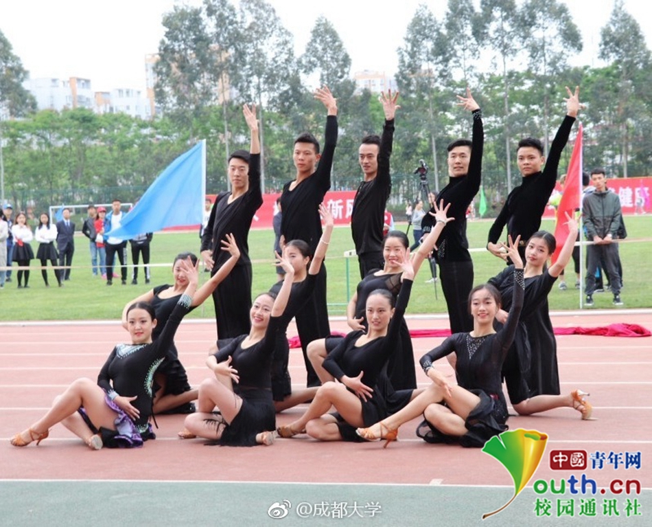 好害羞！成都大學運動會現“男子健身隊”引全場歡呼