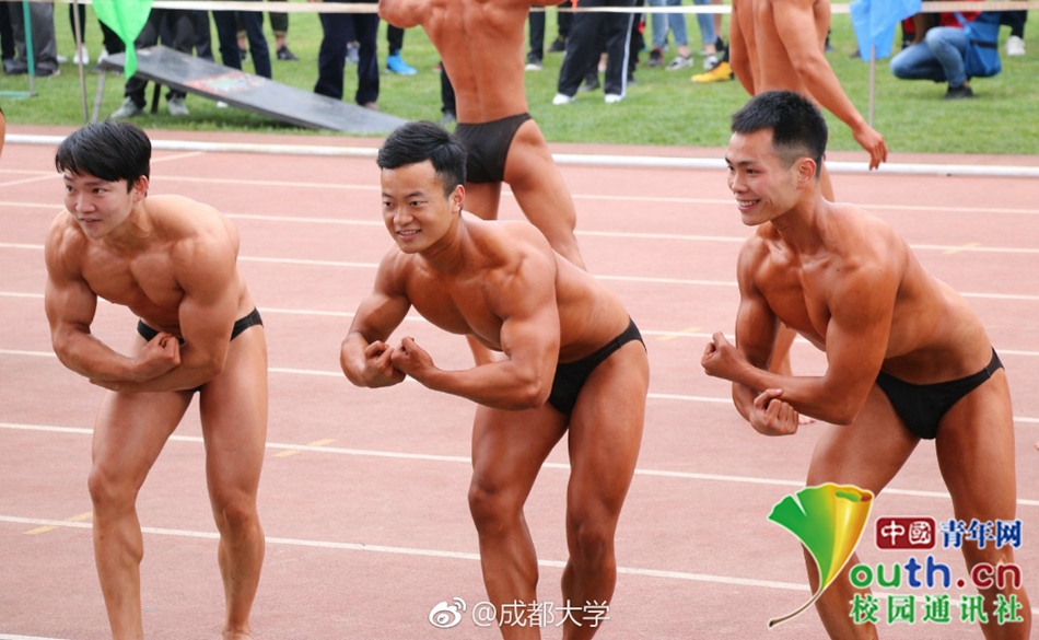 好害羞！成都大學運動會現(xiàn)“男子健身隊”引全場歡呼