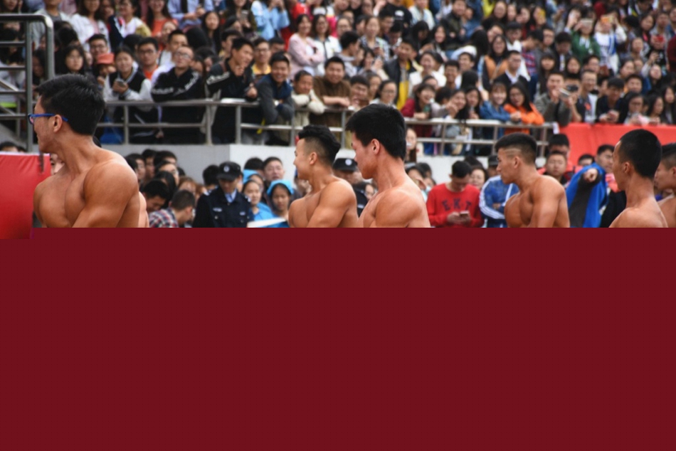 好害羞！成都大學(xué)運(yùn)動(dòng)會(huì)現(xiàn)“男子健身隊(duì)”引全場(chǎng)歡呼