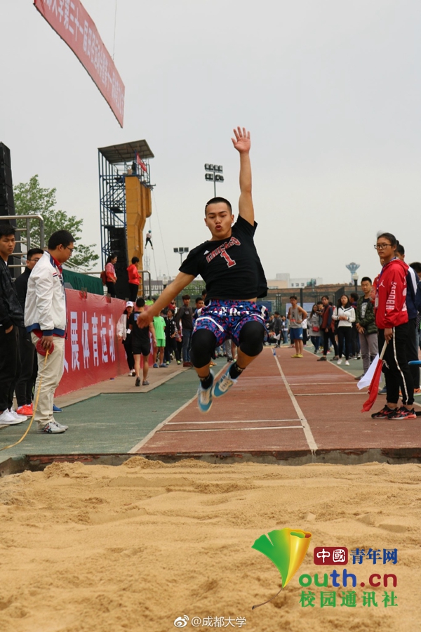 好害羞！成都大學運動會現“男子健身隊”引全場歡呼