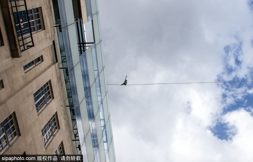 英國男子BBC大樓上演驚險(xiǎn)一幕 赤腳高空走鋼絲