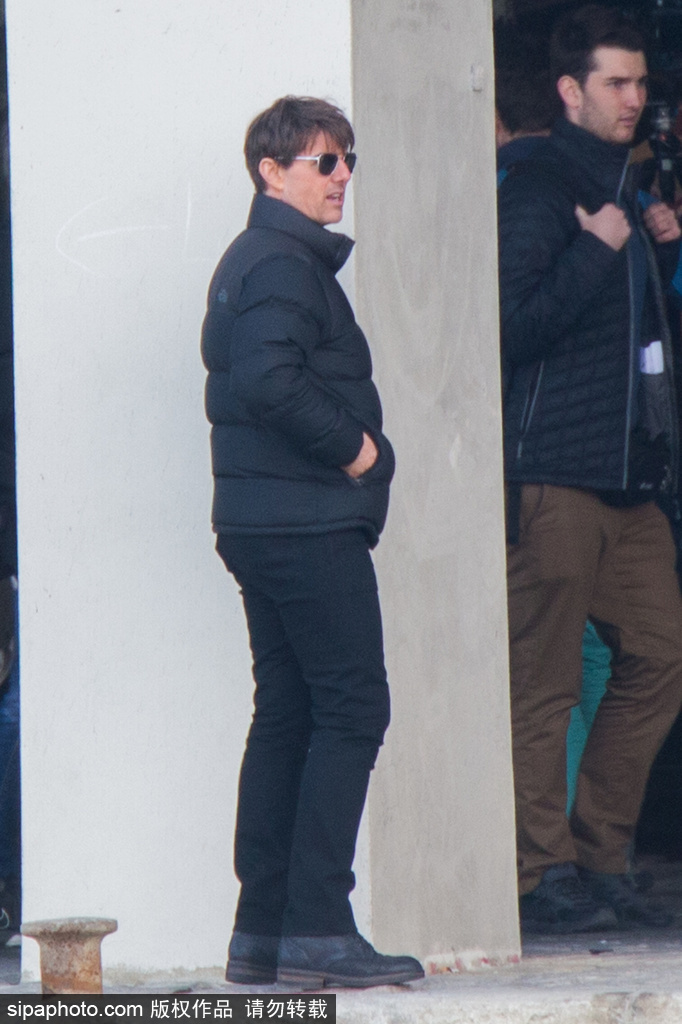 “阿湯哥”帥氣現(xiàn)身《碟中諜6》片場與員工有說有笑