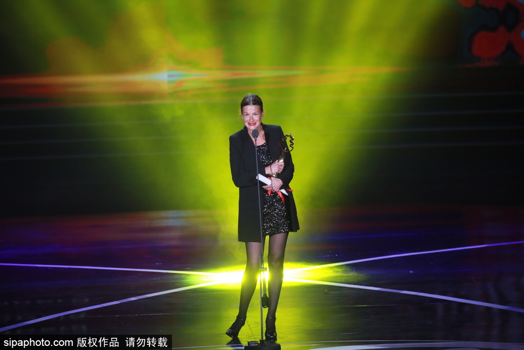 第七屆北京電影節：95歲秦怡坐輪椅現身閉幕式 林志玲與讓·雷諾俏皮頒獎