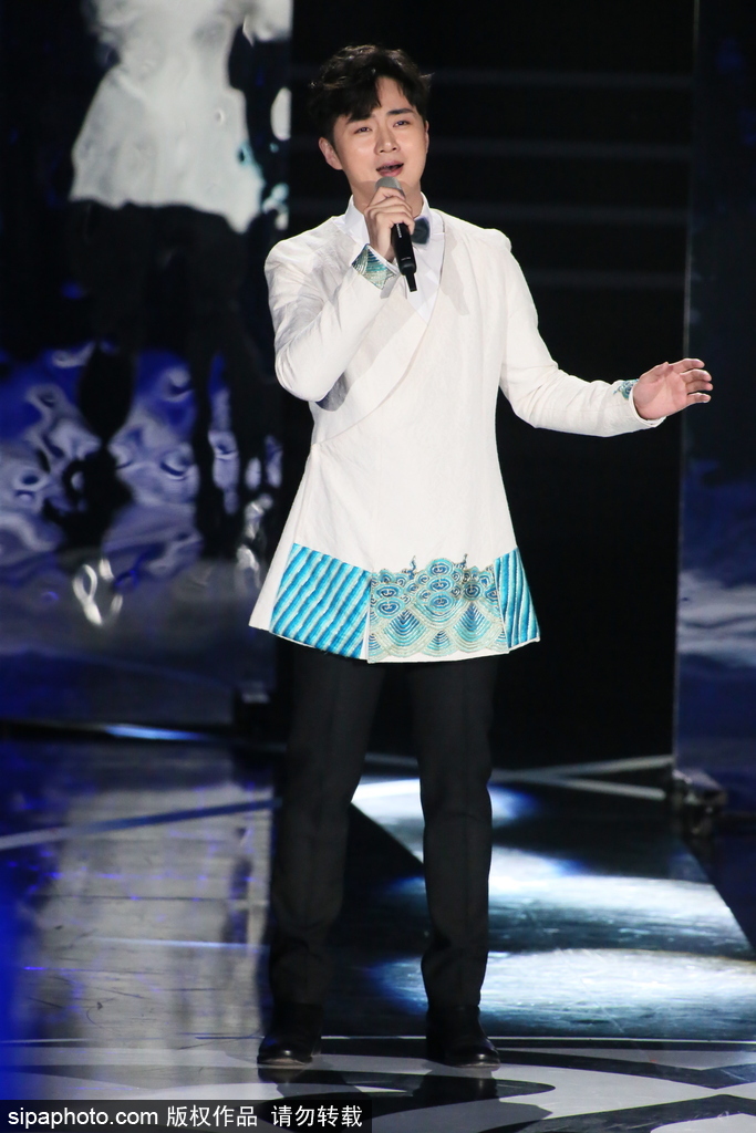 第七屆北京電影節：95歲秦怡坐輪椅現身閉幕式 林志玲與讓·雷諾俏皮頒獎