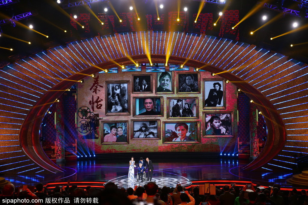 第七屆北京電影節：95歲秦怡坐輪椅現身閉幕式 林志玲與讓·雷諾俏皮頒獎