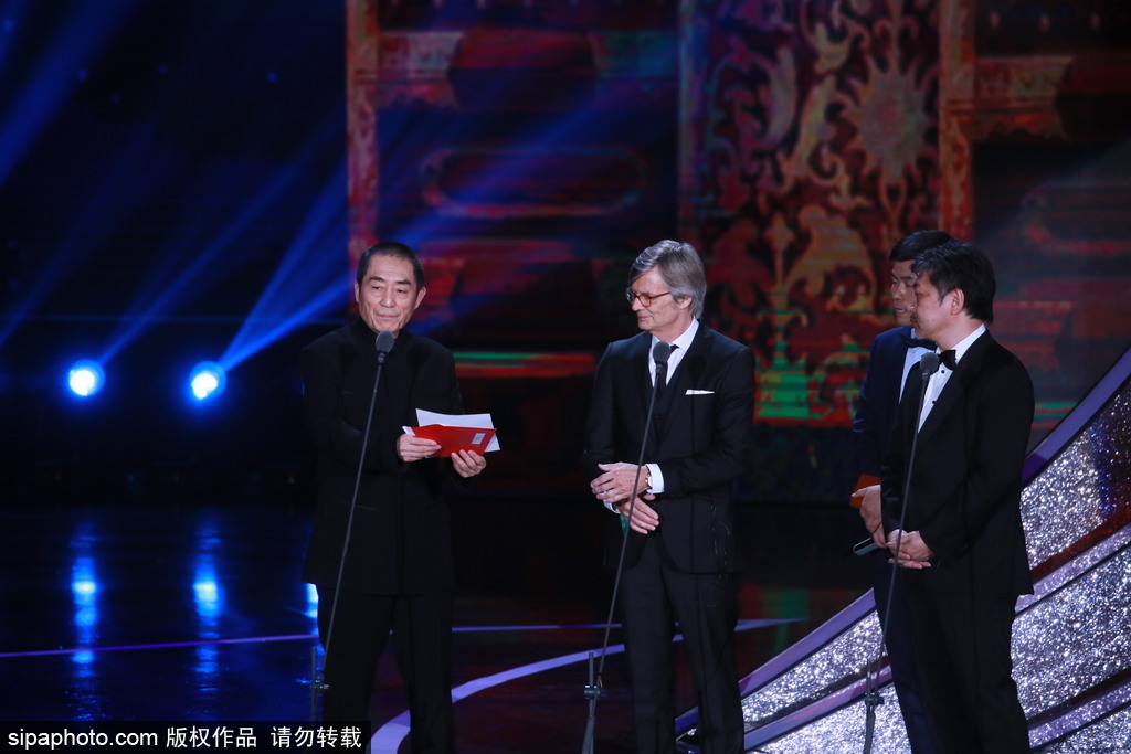 第七屆北京電影節：95歲秦怡坐輪椅現身閉幕式 林志玲與讓·雷諾俏皮頒獎