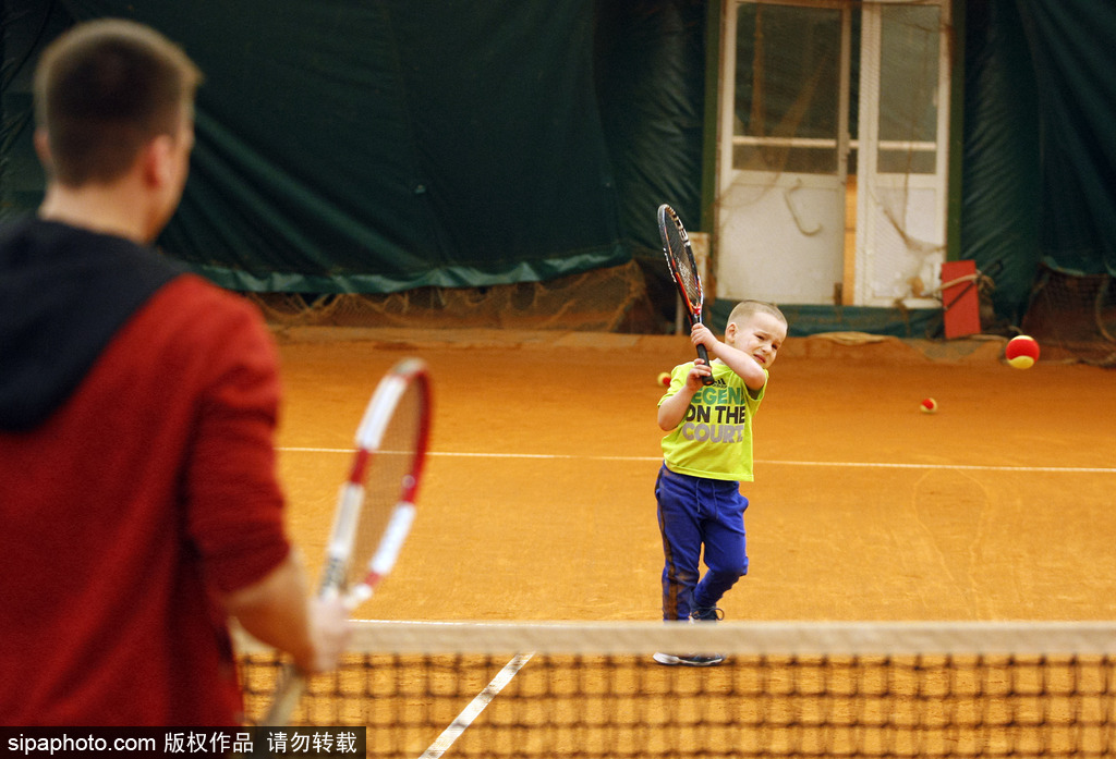 神奇！烏克蘭3歲男孩成最年輕網球注冊球員 打球有模有樣超可愛