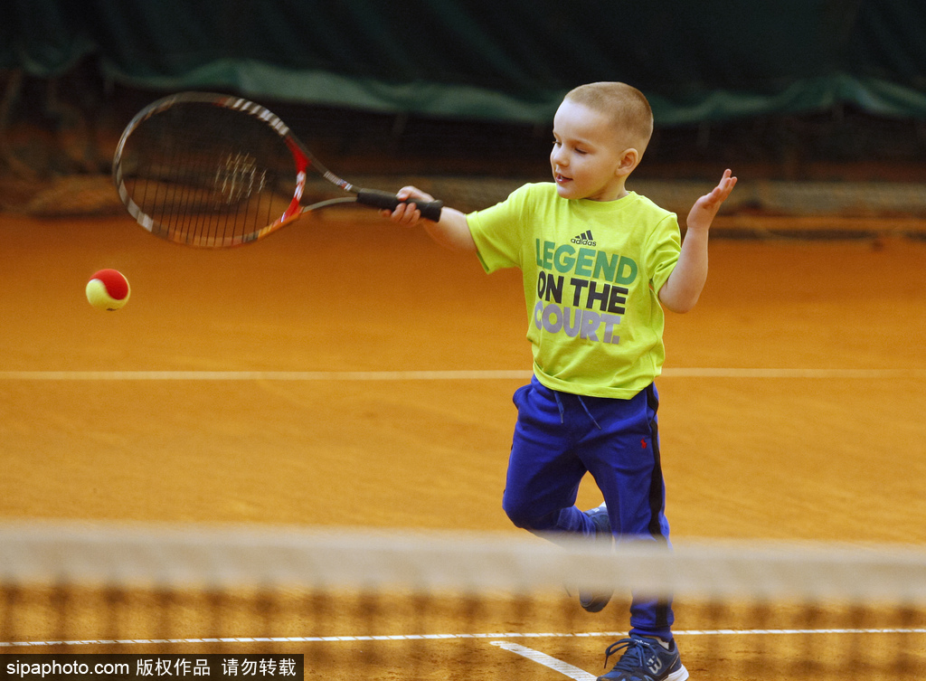 神奇！烏克蘭3歲男孩成最年輕網(wǎng)球注冊球員 打球有模有樣超可愛
