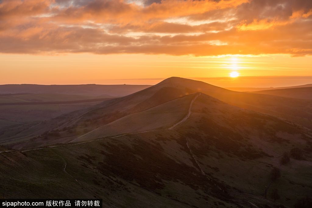 英國：德比郡天空現絕美日出 夢幻天空如臨仙境