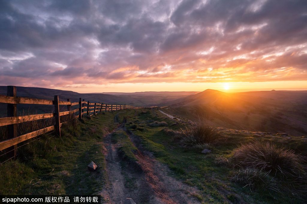 英國：德比郡天空現絕美日出 夢幻天空如臨仙境