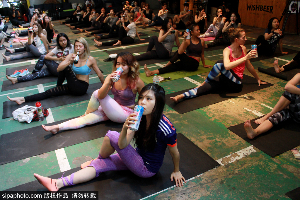 酒量差你別來！啤酒瑜伽風(fēng)靡全球 泰國瑜伽愛好者飲酒健身兩不耽誤