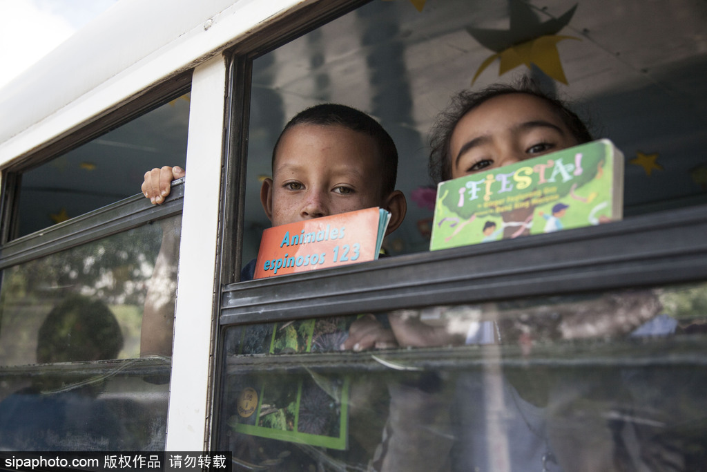 尼加拉瓜流動巴士圖書館 鄉村兒童“零距離”接觸知識