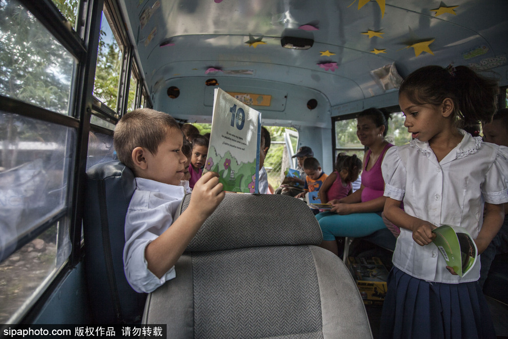 尼加拉瓜流動(dòng)巴士圖書(shū)館 鄉(xiāng)村兒童“零距離”接觸知識(shí)