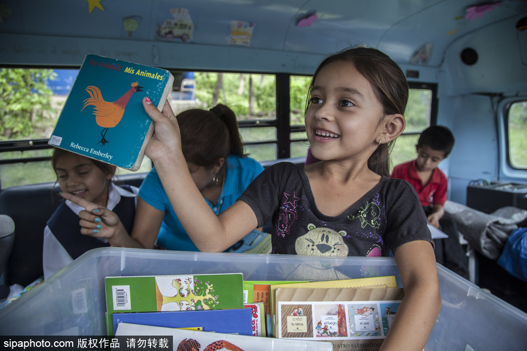 尼加拉瓜流動(dòng)巴士圖書館 鄉(xiāng)村兒童“零距離”接觸知識(shí)